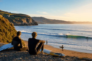 Descubre Cantabria, el paraíso del surf, con playas ideales para todos, desde olas desafiantes hasta atardeceres tranquilos en un entorno asombroso.